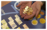 Hands holding euro coins © EC