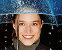 Femme qui s’abrite sous un parapluie - © Zefa / digitalvision