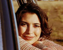 Femme qui se penche d’une fenêtre de voiture - © Getty images