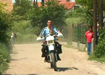 Hombre en moto acompa&ntilde;ado de un ni&ntilde;o &copy; UE